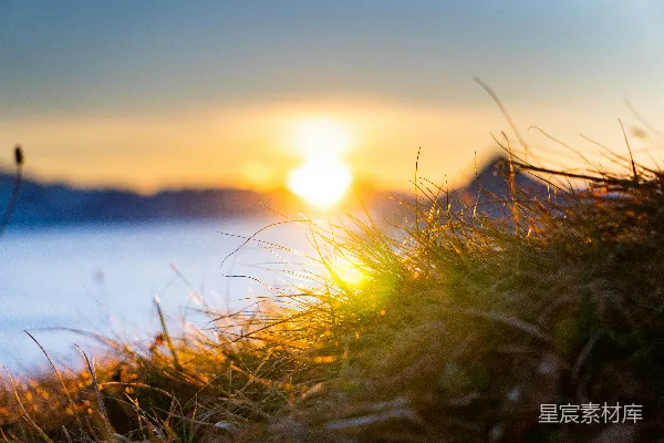 高清摄影 夕阳西下，落在一片水域之上。