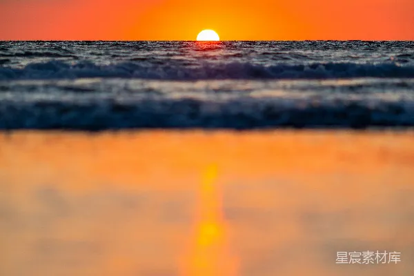 高清摄影 夕阳下海滩上的人影轮廓