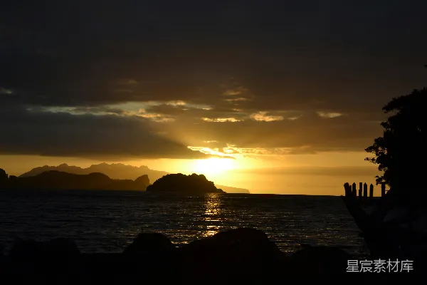 高清摄影 夕阳映照在一片水域之上