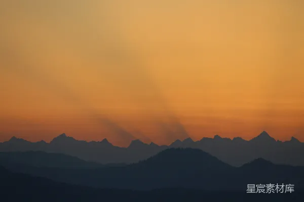 高清摄影 橙色天空下的山影