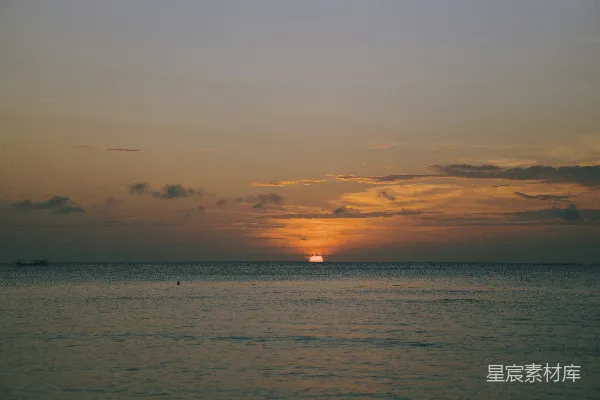 高清摄影 夕阳西下，海天相连处有一叶扁舟。
