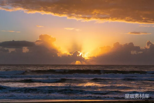 高清摄影 海浪在夕阳西下时拍打着岸边