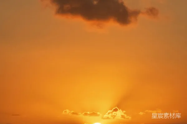 高清摄影 夕阳下海滩上的人影轮廓