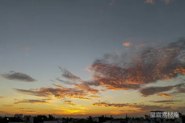 高清摄影 夕阳在天空中涂抹出鲜艳的色彩。