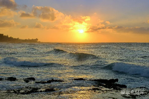 高清摄影 夕阳西下，海面上波涛汹涌。