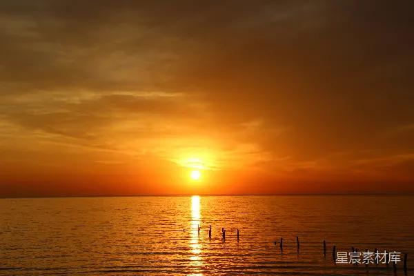 高清摄影 夕阳西下，映照在一片水域之上