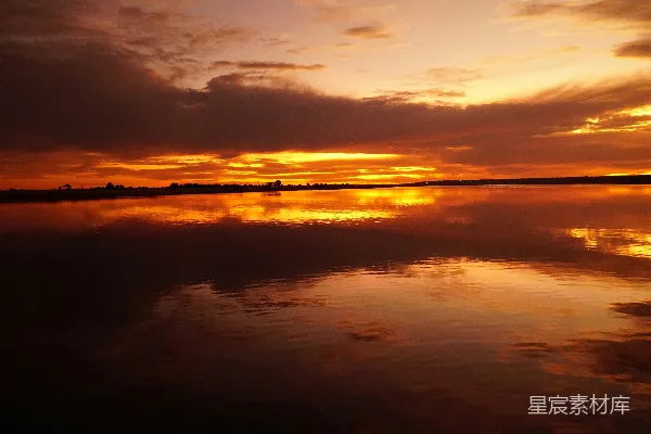 高清摄影 夕阳落在一片平静的湖上