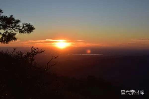 高清摄影 山峦之上，夕阳西下