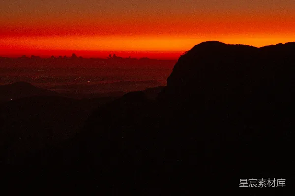 高清摄影 夕阳西下，落日余晖洒在连绵的山峦之上。