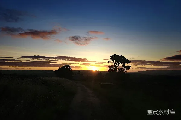高清摄影 夕阳落下一条泥泞的道路