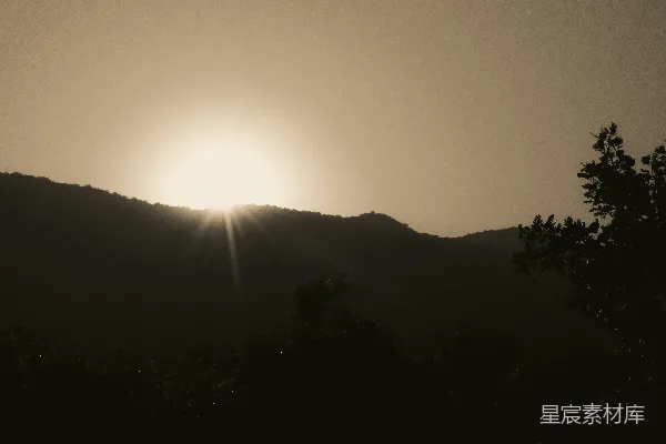 高清摄影 一张黑白照片中夕阳落下山头