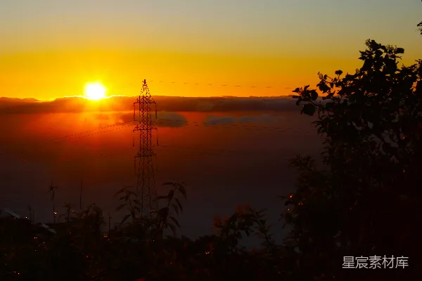 高清摄影 夕阳西下在一片大水的天际之上
