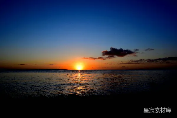 高清摄影 晴朗的一天，太阳正在海面上落下。