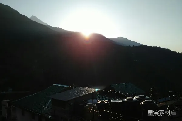 高清摄影 山脚下白天白墙黑瓦的房子近在眼前