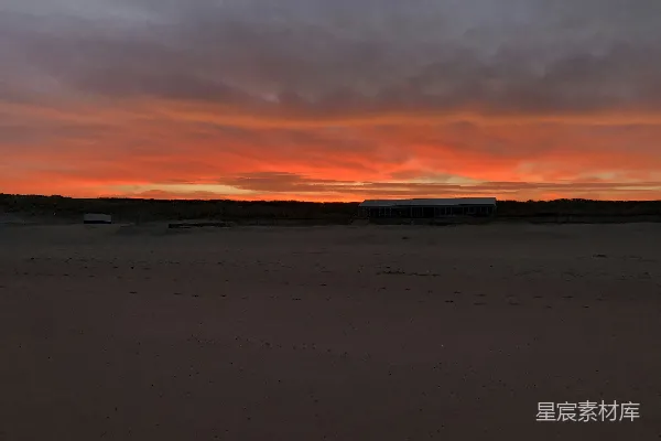 高清摄影 夕阳下海滩上的人 silhouette 映衬图