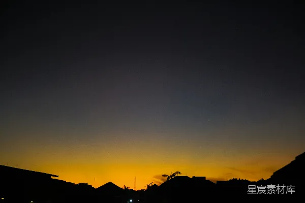 高清摄影 天边的夕阳照耀着一些房子。