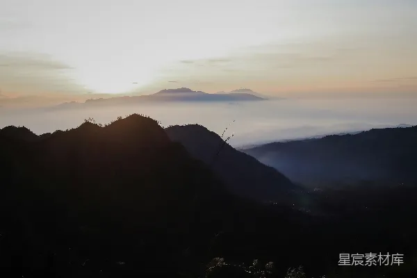 高清摄影 山峦之上夕阳西下