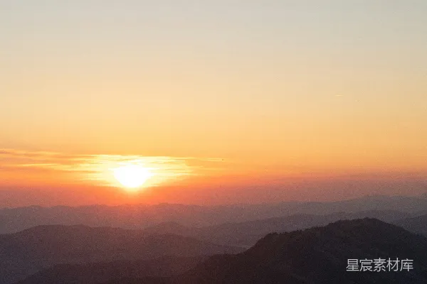 高清摄影 山峦之上，夕阳西下