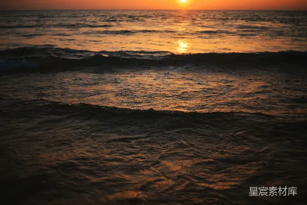 高清摄影 夕阳落下海浪之上