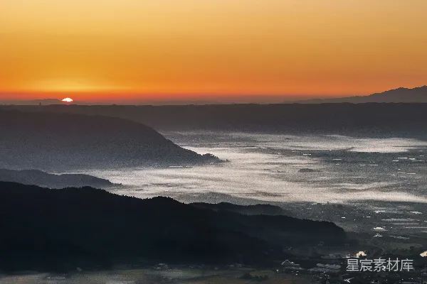 高清摄影 山峦之上，夕阳西下