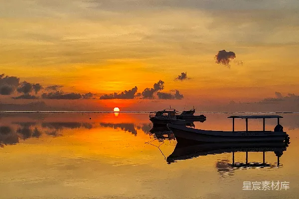 高清摄影 一艘船停在水面上方
