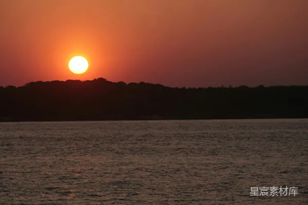 高清摄影 夕阳落在这片水域之上