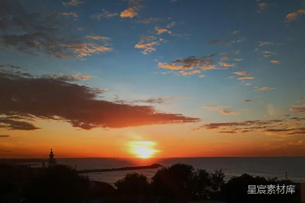 高清摄影 夕阳落下在一片水域之上