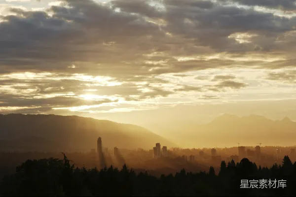 高清摄影 夕阳西下，背景是连绵的山峦。