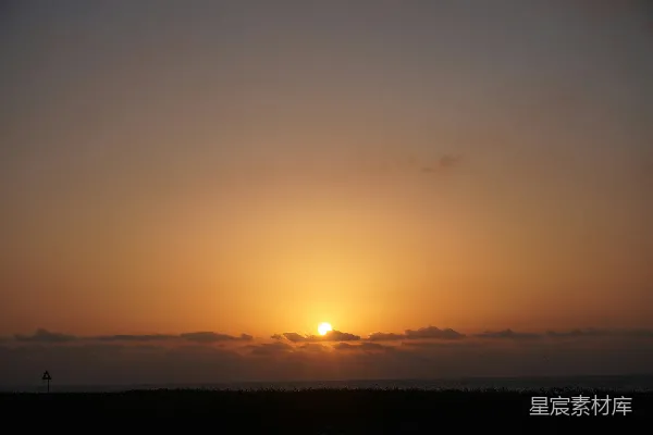 高清摄影 夕阳西下，映照着大海的边缘。