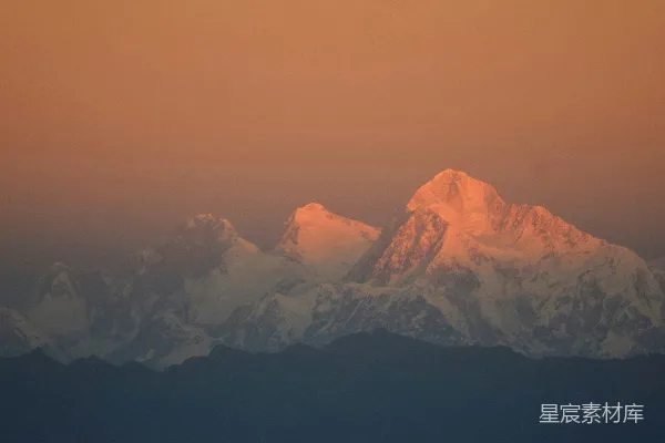 高清摄影 夕阳下雪覆盖的山景