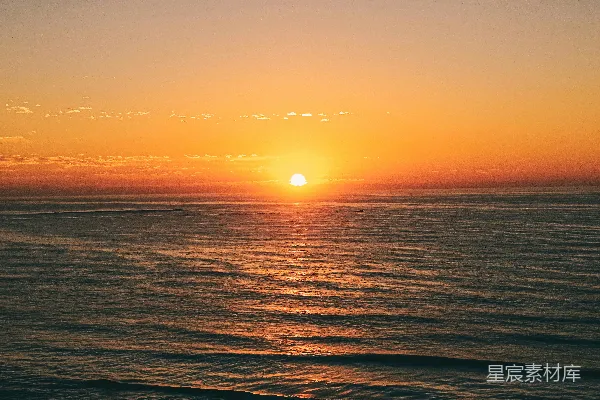 高清摄影 夕阳下的海洋，背景是太阳湾。