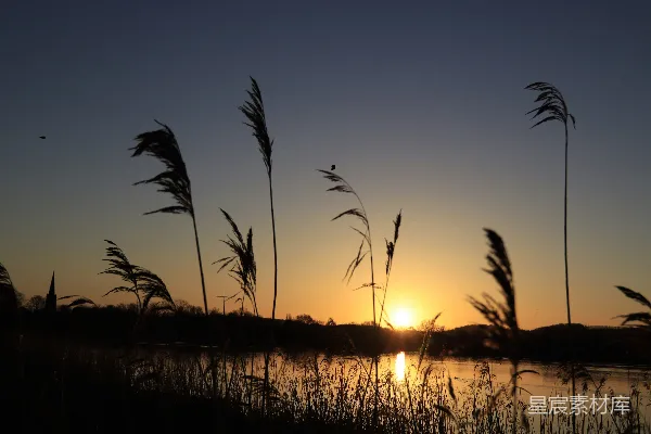 高清摄影 夕阳西下，落在一片水域之上