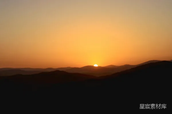 高清摄影 山峦之上，夕阳西下