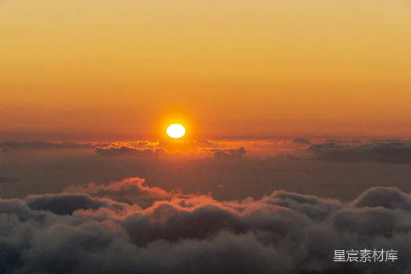 高清摄影 天边的太阳正在落下云层之上