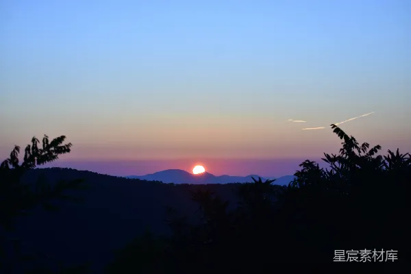 高清摄影 山峦之上夕阳西下