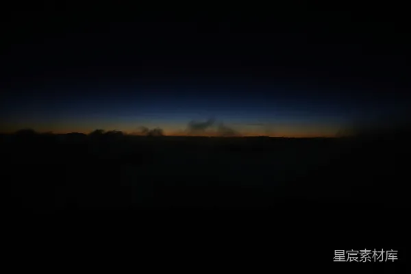 高清摄影 天边的太阳正在云层中落下