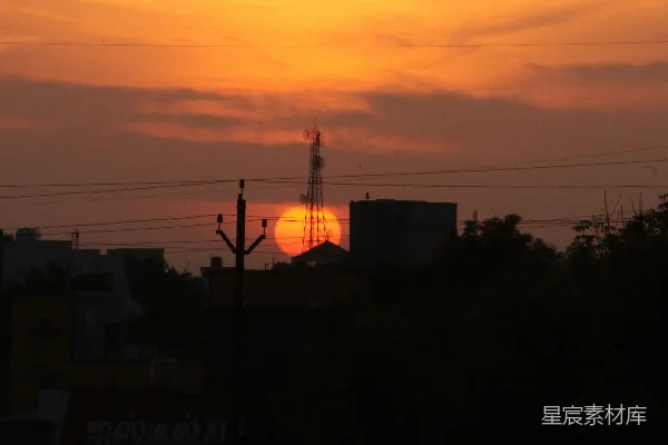 高清摄影 夕阳西下，城市天际线 illuminated.