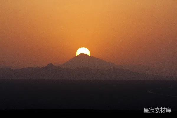 高清摄影 山峦之上，夕阳西下