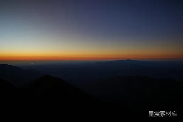 高清摄影 夕阳下山脉的景色