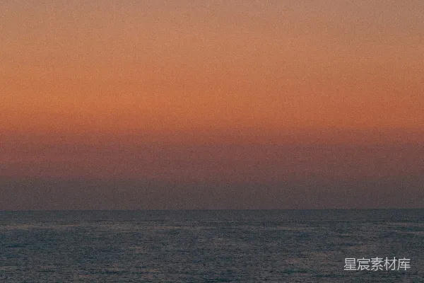 高清摄影 白天蓝色天空下的蔚蓝海水
