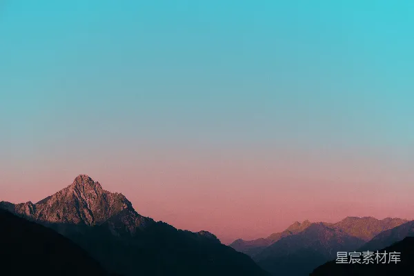 高清摄影 背景中有粉色天空的一座山脉