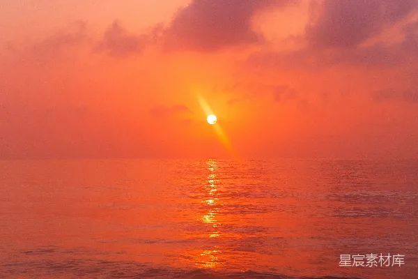高清摄影 cloudy天下的海面上夕阳西下