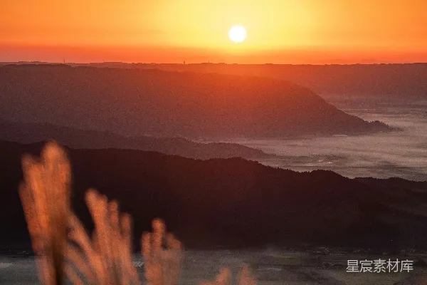 高清摄影 山峦之上，夕阳西下