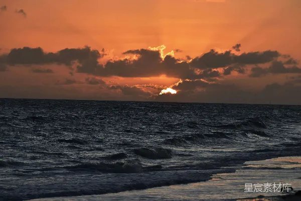 高清摄影 夕阳下海浪拍打在岸边