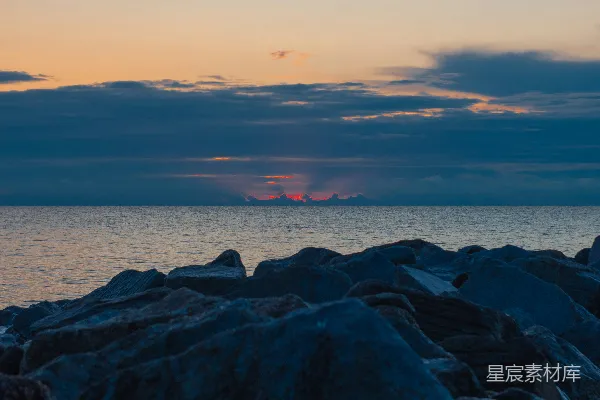 高清摄影 夕阳落下海平线上的岩石。