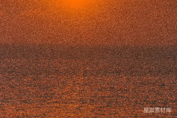 高清摄影 背景中有一处广阔的水域，夕阳西下。