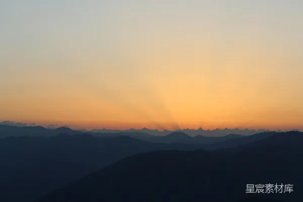 高清摄影 金光中的山脉