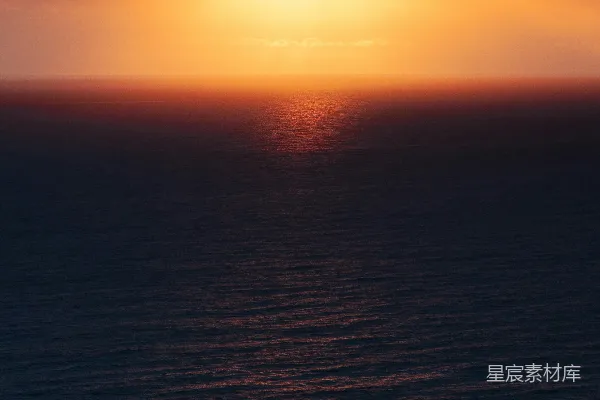 高清摄影 阴天里太阳正落在海面上。