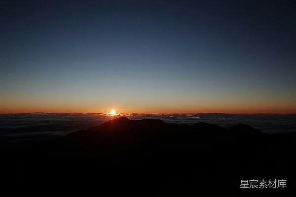高清摄影 天边的太阳正在落入云层之中