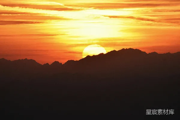 高清摄影 山峦之上夕阳西下